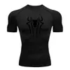 Teum Export Camiseta de Manga Corta de Compresión de Secado Rápido con Estampado de Araña para Hombre Y2K Capa Base para Correr Body para Entrenamiento de Fitness