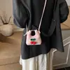 Linda Bolsa Cruzada de Piel Roja con Cerezas para Año Nuevo para Niñas 2026 Nueva Mini Bolsa de Peluche de Dibujos Animados para Niños