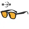 Gafas de Sol Cuadradas Retro Europeas y Americanas con Remaches, Diseño de Bisagra Versátil, Estilo Nuevo, Sensación de Alta Gama, Protección UV para Mujer