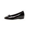 Nuevo modelo de primavera, aumento interno de altura de 4.5 cm, zapatos planos de ballet súper suaves con punta cuadrada y lazo para mujer, con un toque de alta gama