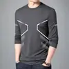 Camiseta casual versátil de manga larga para hombre para otoño, cuello redondo, color liso moderno, cómoda, transpirable y de corte holgado.