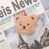 Ins Lindo Oso de Dibujos Animados Nombre Peluche Decoración Bolsa de Jardín de Infancia Oso Muñeco Broche Accesorios Adorno para la Cabeza