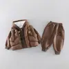 Conjunto de Moletom com Capuz Espesso e Pelúcia para Meninos, Novo Conjunto de Três Peças de Roupas de Algodão de Inverno para Bebês Meninos Lindo