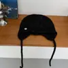 Chapéu de tricô artesanal estilo retrô coreano com franjas, um novo chapéu de inverno quente para mulheres, projetado para proteger as orelhas e fazer o rosto parecer menor