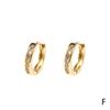 Aretes de círculo al por mayor de fábrica de cobre chapado en oro de 18 quilates viento frío INS ligeramente incrustados con circonio de color diseño redondo hebilla para la oreja marea