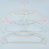 Percha de lujo ligero simple antideslizante para ropa soporte al por mayor semicírculo sin costuras de plástico para el hogar niños