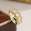 Anillo Brillante de Zirconia de Lujo para Mujer con un Toque de Alta Gama Único y Diseño Abierto, Versátil para el Uso Diario