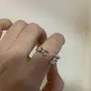Anillo apilable de encaje floral con relieve de trébol de cuatro hojas, color café dorado vintage, anillo para dedo de diseño de nicho para mujer, lujo ligero