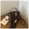 Moda 2026 Otoño Nuevo Hombro Único Retro Personalidad Cruzada Tendencia Bolso de Mujer Bolso de Mano Pequeño Bolso Tote Versátil
