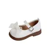 Sapatos de Princesa para Meninas Estilo Novo Primavera 2026 Solado Macio Sapatos de Performance para Bebês Meninas Sapatos Pequenos de Couro com Laço Trançado para Meninas