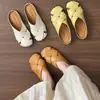Pantuflas cerradas de suela blanda estilo francés para mujer, para usar al aire libre en verano, nuevo modelo 2025, sandalias casuales de suela plana, zapatos tipo jaula de cerdo romanos