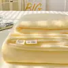 Novo conjunto de lençóis de cama de flanela de leite xadrez de grau A para bebês e maternidade 2026, com design simples de cor sólida, fronha antiestática e capa de edredom (conjunto de três peças)