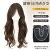 Postizo sin Necesidad de Tejer para Mujeres, Cabello Largo Rizado con Ondas Grandes, Flequillo de Raya Media, Estilo Ligero de Verano, Cubre el Cabello Gris y Aumenta el Volumen del Cabello