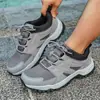 Novos tênis de treino respiráveis com aumento de altura, sapatos de caminhada masculinos antiderrapantes e antiperfuração para uso externo, em estoque, cinza, bege