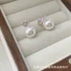 Brincos de Pérola Shell Estilo Princesa Diana com Agulha de Biocerâmica, Tarraxas de Cerâmica Pura Antialérgicas, Brincos Doces e Descolados Delicados para Mulheres, Direto da Fábrica de Origem