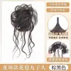 Penteado coque autoportante, volumoso naturalmente, realça o volume do cabelo, discreto, adiciona altura ao topo da cabeça