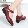 Zapatos de tacón de cuña de cuero suave de estilo nuevo para el verano 2026 con suelas blandas, resistentes al desgaste, diseño de una correa, pequeños zapatos de cuero de moda para madres de mediana edad y mayores