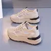 26826 Verano Malla Transpirable Moda Versátil Modernos Zapatos Zapatos para Correr Modernos Deportivos Zapatos de Mujer Suela Gruesa Caña Baja Pequeños Blancos