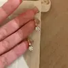 Juego de Cuff de Oreja de Diamante Individual y Anillo de Tres Piedras de Segunda Mano, Joyería Versátil Minimalista de Moda de Lujo Ligero con un Diseño de Alta Gama