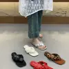 Chinelos femininos de sola grossa para uso externo com saias, estilo verão 2026, com design plissado, sandálias de praia confortáveis