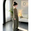 Conjunto de Dos Piezas para Niñas de Primavera y Otoño: Top Rayado de Manga Larga con Pantalones Sueltos Casuales Color Verde Militar Ropa de Otoño para Niños