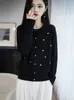 Cárdigan de punto con cuello redondo y bordado de corazón, un nuevo estilo de otoño para mujer, hecho de lana fina, un cárdigan que te hace lucir más joven