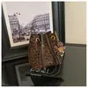 Bolso tote tipo cubo retro con estampado de leopardo transfronterizo, moderno y único, versátil para llevar en la axila o al hombro, en una paleta de colores Maillard de moda.