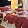 Nuevo conjunto de cuatro piezas de forro polar para bebé, estilo francés, totalmente mate con ribete de encaje, que incluye una funda de edredón de forro polar de leche estilo princesa, una falda de cama y un cubrecama engrosado.