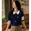 Elegante Top de Punto para Mujer con Rayas Laterales, Estampado de Perros, Cuello Solapa, Manga Corta, Modelo Nuevo Verano 2026, Elegante y Juvenil
