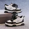 Tênis infantil de cano baixo 2026 novos modelos primavera e outono sapatos de menino sapatos esportivos de menina tênis casuais de sola macia calçados únicos