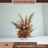 Escena de decoración de escaparate de tienda de ropa con flores de otoño, juncos, hierba y flores secas para una transmisión en vivo con temática femenina