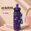 Taza térmica con estampado de leopardo, acero inoxidable 316, portátil con cordón, diseño de tapa abatible, botella de agua elegante para niñas, alta calidad y adecuada para que los estudiantes la lleven consigo con una pajilla