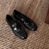 Primeiro Encontro com os Mocassins Plissados Estilo Vintage Britânico, Sapatos Slip-On de Bico Redondo com Salto Grosso, Sapatos de Couro Preto