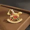 Broche de Pony Bolsa de la Suerte Colorida con Diamantes Rojos Estilo Chino Exquisito Riqueza Instantánea Animales del Zodiaco Pin Pequeño para Mujeres