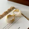 Nuevos pendientes de Maillard de moda europeos y americanos, pendientes elegantes de estilo francés, lujo ligero con un toque de alta gama, ear cuffs retro europeos y americanos de color café