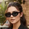 Elegantes Gafas de Sol Estilo Coreano con Montura Pequeña Ojo de Gato, Versátiles y con Estilo para Fotografía Callejera, Gafas de Sol con Protección UV para Mujer, Gafas con Tachuelas de Flecha