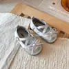Sapatos infantis de peça única sola macia sapatos de princesa para bebê estilo Mary Jane sapatos de bebê sapatos de couro rosa primavera e outono meninas prateado