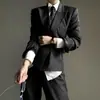 Fornecimento Exclusivo Transfronteiriço de Terno Elegante de Corte Slim com Riscas e Lapelas Notch para Homens e Mulheres, Série Cinza com Ombreiras