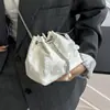 Bolsas Pequeñas de Moda Transfronterizas para Mujer Este Año, Bolsas de Tela Estilo Nuevo 2026, Bolsos Cubo con Cordón, Bolsos Cruzados Versátiles con Cadena