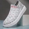 Vendas Diretas de Fábrica Itens em Estoque: Tênis Casuais Respiráveis Confortáveis de Malha Tricotada Camuflados Esportivos de Tamanho Grande para Homens e Mulheres, Preto e Branco Feminino
