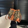 Nova bolsa de balde retrô com design de nicho da moda 2023, estilo ocidental simples, grande capacidade, estampa de leopardo, bolsa feminina