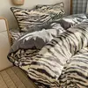 Juego de ropa de cama de cuatro piezas de terciopelo de leche para invierno, acolchado engrosado y forrado de felpa, sábana doble y funda de edredón