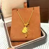 Elegante y simple collar con colgante de calabaza de cristal de hielo, cadena versátil de lujo ligero para la clavícula con borla y cola de pez de alta retención de color