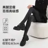 Leggings de rayas verticales grises para mujer, estilo fino de primavera y otoño, nuevo estilo 2026, se pueden usar afuera, compresión adelgazante para las piernas, medias negras de invierno