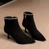 Botas de tornozelo femininas de bico fino e salto agulha, com zíper lateral, adornos de strass e cabedal em camurça.. Estas botas de outono/inverno são projetadas para serem emagrecedoras, elegantes e perfeitas para festas.