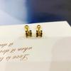 Venta caliente acero titanio chapado en oro real 18K aretes de tuerca de letra de barra curva venta caliente transfronteriza de transmisión en vivo