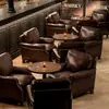 Sofá de cafetería retro estilo americano, asientos en cabina, barra, salón para fumadores, mesa de comedor de madera maciza y un juego de mesas y sillas de lujo ligero para uso comercial