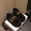 Fivela de cinto casaco de inverno retrô quente sapatos peludos antiderrapantes para mulheres, casaco de pelúcia com sola grossa novo estilo 2026 sapatos de algodão com forro de fleece