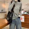 Camiseta cepillada con ribete de encaje dulce estilo francés para mujer 2025 Invierno Cuello semi-alto Cálido Hombro normal Versátil Elegante Top