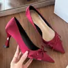 Sapatos de salto alto finos elegantes estilo coreano com laço e bico fino para mulheres, sapatos de salto agulha estilosos para casamento, sapatos de dama de honra, saltos altos formais de cetim